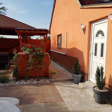 Airport16 Bed And Breakfast Vecses Exterior photo