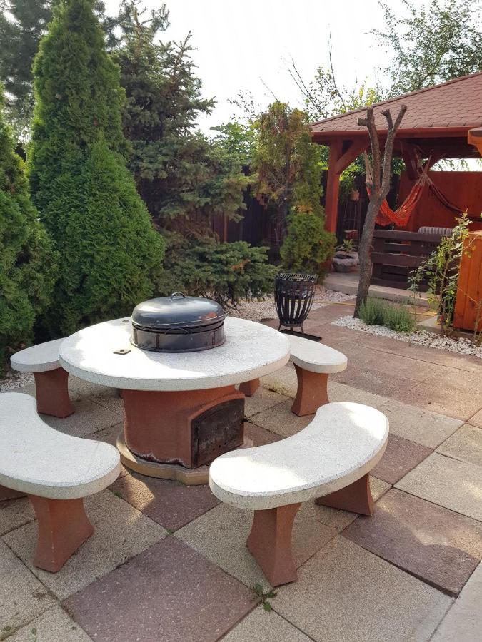 Airport16 Bed And Breakfast Vecses Exterior photo