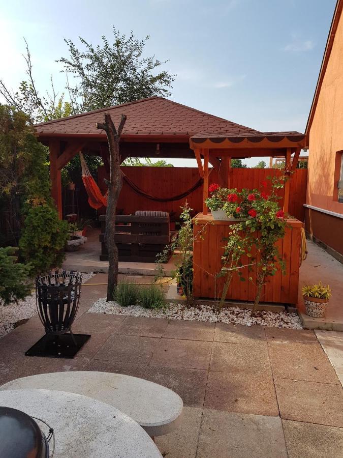 Airport16 Bed And Breakfast Vecses Exterior photo